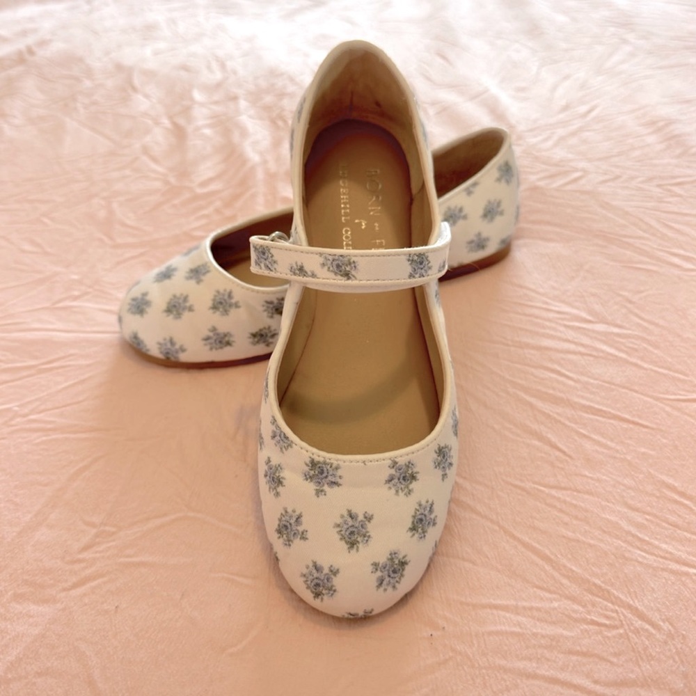 EdgeHill  Collections White with Blue Flower Dress Shoes
